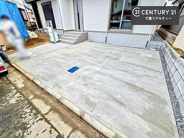 駐車スペースは2台分あります!セカンドカーはもちろん、バイクや自転車なども置き場所に困りません。