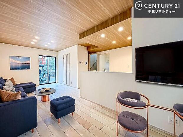 家具はCGパースです。大切な家族が集まるからこそLDKにはこだわりたい。子供たちが元気に笑いながら走り回っている姿を見た時が「広い家にして良かった」と思う瞬間です。