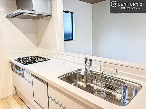 大人気の対面式システムキッチンを採用しています！ご家族のコミュニケーションが自然と増える設計です。お子様にも目が届くので嬉しいですね！広々使えて快適で作業が進みます。