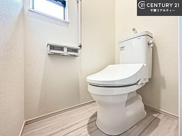 1・2階にトイレがございます！朝の忙しい時間帯も待たずにすみそうですね。白を基調とした清潔感のあるトイレでお手入れがしやすいです！