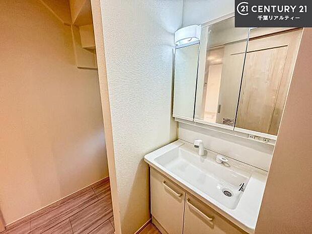 三面鏡仕様の洗面所は、身だしなみがしやすい造り！裏は収納になっています。ドライヤーやお化粧道具を片付けられるので洗面台周りをスッキリと見せることが出来ます！