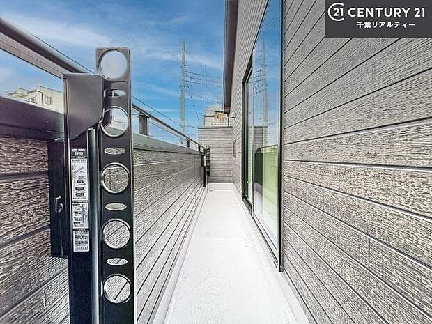 陽当たりの良いバルコニーで、お洗濯物もよく乾きそうですね！お天気の良い日にはバルコニーへ出てリフレッシュするのも気持ちよさそうです。