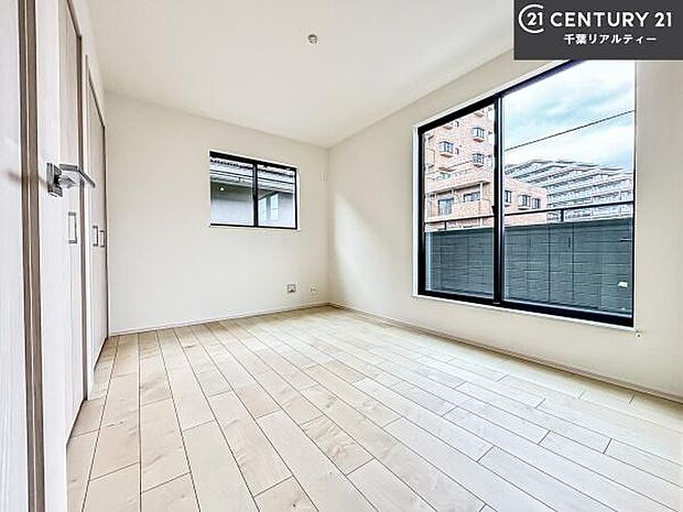 バルコニーに面している洋室です。明るく温もりがあり、換気もしっかりできます！朝起きて、外に出て背伸びをしつつ深呼吸をし良い朝を迎え入れることができます。