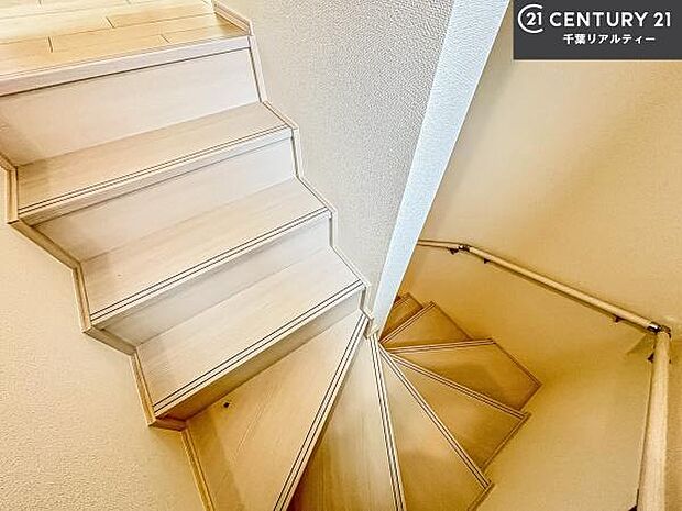 階段は明るく手摺りもついています！お子様やご年配の方も安心してご利用頂けますね！