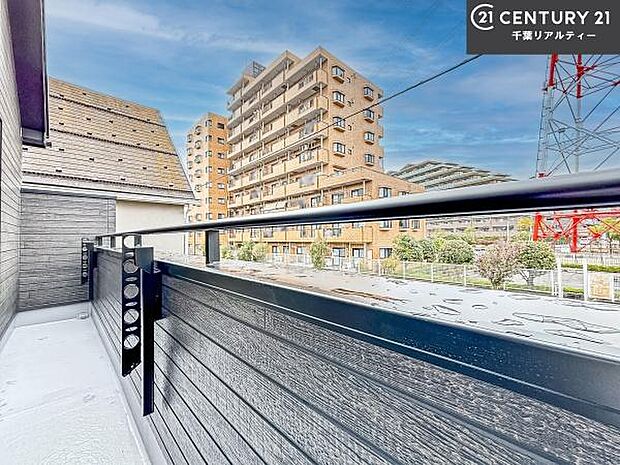 落ち着きある住宅街です！周囲には高い建物がなく、空が広く開放感があり、陽当たりを大きく遮られることもありません！気持ちの良い風が通り抜ける街並みです！
