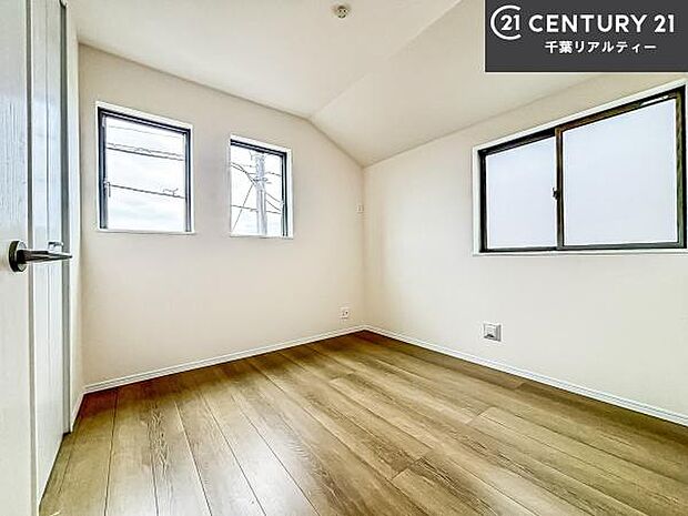 掃き出し窓がないお部屋は、お子様のお部屋としても安心です!収納スペースも充実しているので散らかったお部屋をサッと片付けられます!