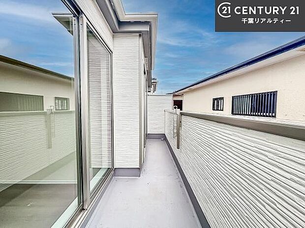 陽当たりの良いバルコニーで、お洗濯物もよく乾きそうですね!お天気の良い日にはバルコニーへ出てリフレッシュするのも気持ちよさそうです。