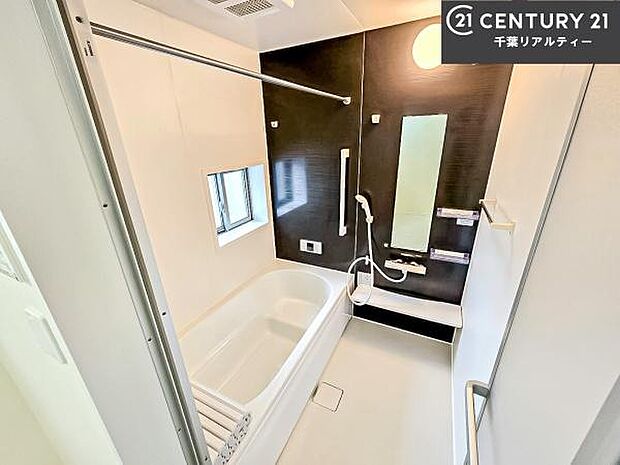 広々バスで一日の疲れをリフレッシュ。足が伸ばせるので、浴槽にもゆったりと浸かれますね!毎日のバスタイムが楽しみになります。