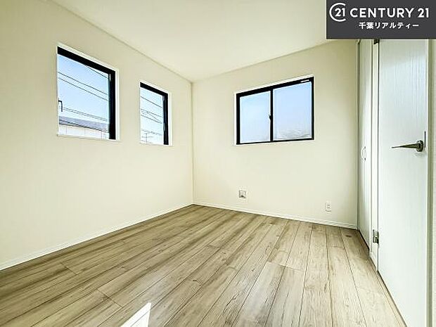 掃き出し窓がないお部屋は、お子様のお部屋としても安心です!収納スペースも充実しているので散らかったお部屋をサッと片付けられます!