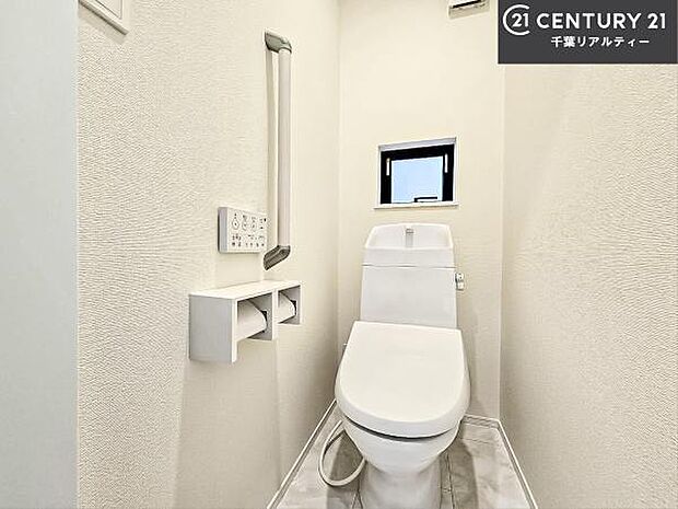 1・2階にトイレがございます！朝の忙しい時間帯も待たずにすみそうですね。白を基調とした清潔感のあるトイレでお手入れがしやすいです！