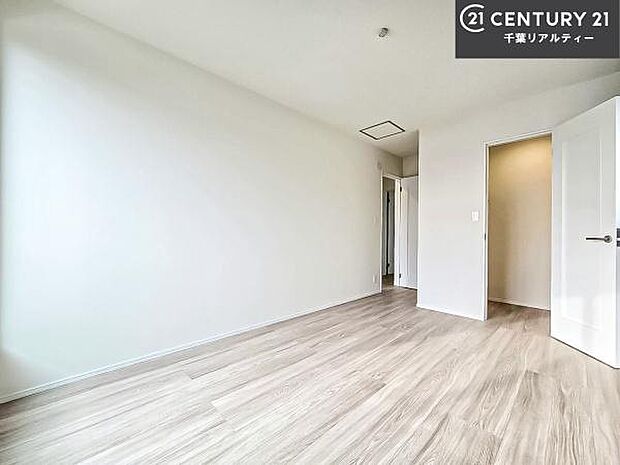 収納スペースがついています！居室をスッキリ整頓する事ができますね。家具を選ばないシンプルなデザインの為、家具を選ばずお気に入りの空間作りができそうですね。