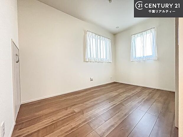 掃き出し窓がないお部屋は、お子様のお部屋としても安心です！収納スペースも充実しているので散らかったお部屋をサッと片付けられます！