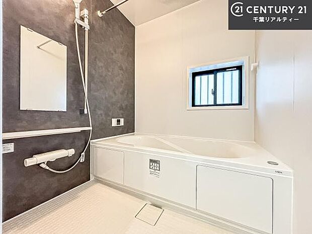 広々バスで一日の疲れをリフレッシュ。足が伸ばせるので、浴槽にもゆったりと浸かれますね！毎日のバスタイムが楽しみになります。