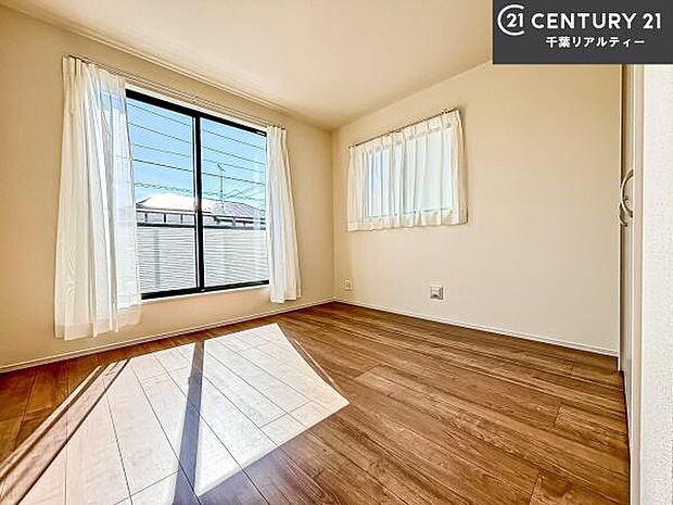 バルコニーに面している洋室です。明るく温もりがあり、換気もしっかりできます！朝起きて、外に出て背伸びをしつつ深呼吸をし良い朝を迎え入れることができます。