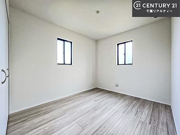 掃き出し窓がない洋室は子供部屋に最適です！2面採光にもなっておりしっかり光も入るので快適にお過ごしいただけます！