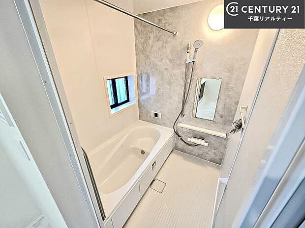 落ち着きある大人の雰囲気のバスルームは、味が出ていてバスタイムが充実！お仕事頑張っているご褒美にお好みの匂いの入浴剤を入れて、楽しんでみてはいかがでしょうか？