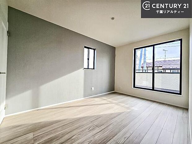 バルコニーに面している洋室です。明るく温もりがあり、換気もしっかりできます！朝起きて、外に出て背伸びをしつつ深呼吸をし良い朝を迎え入れることができます。