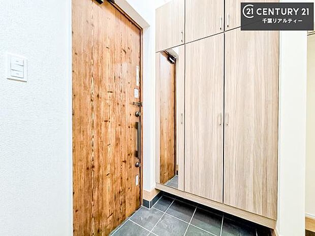 疲れて帰ってきても、ただいま！を言いたくなる、優しく迎え入れてくれる空間になっています。明るく温もり溢れる玄関です！