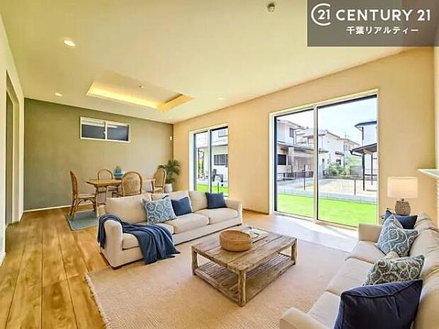 家具はCGパースです。開放感のある広々LDK！ソファーやダイニングテーブルを置いても窮屈にならないので快適に過ごせます！コミュニケーションが取りやすいリビングです！