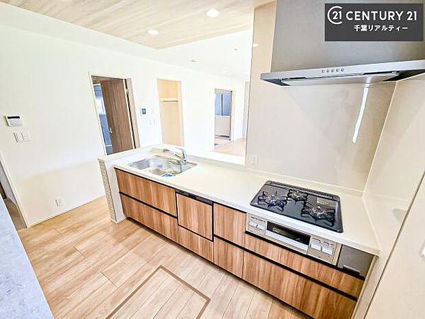 大人気の対面式システムキッチンを採用しています！ご家族のコミュニケーションが自然と増える設計です。お子様にも目が届くので嬉しいですね！広々使えて快適で作業が進みます。