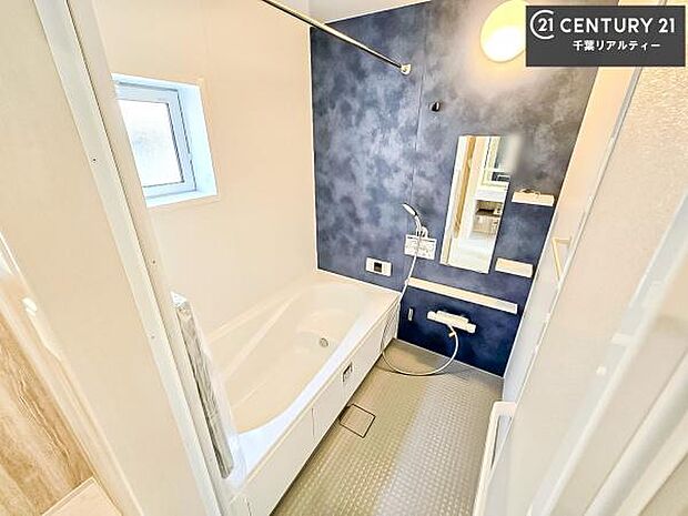 落ち着きある大人の雰囲気のバスルームは、味が出ていてバスタイムが充実！お仕事頑張っているご褒美にお好みの匂いの入浴剤を入れて、楽しんでみてはいかがでしょうか？