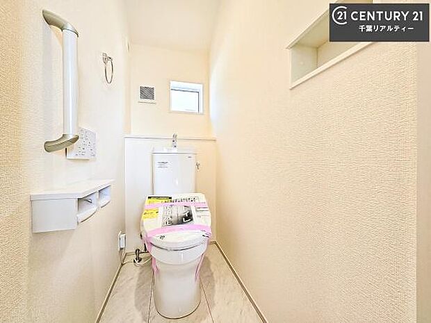 1・2階にトイレがございます！朝の忙しい時間帯も待たずにすみそうですね。白を基調とした清潔感のあるトイレでお手入れがしやすいです！