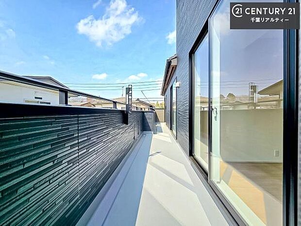 広々としているバルコニーです！お洗濯物を干すのはもちろん風に当たりながらくつろぎタイムが送れます！