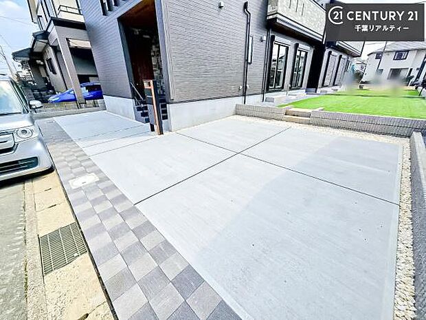 駐車スペースは3台分あります！セカンドカーはもちろん、バイクや自転車なども置き場所に困りません。