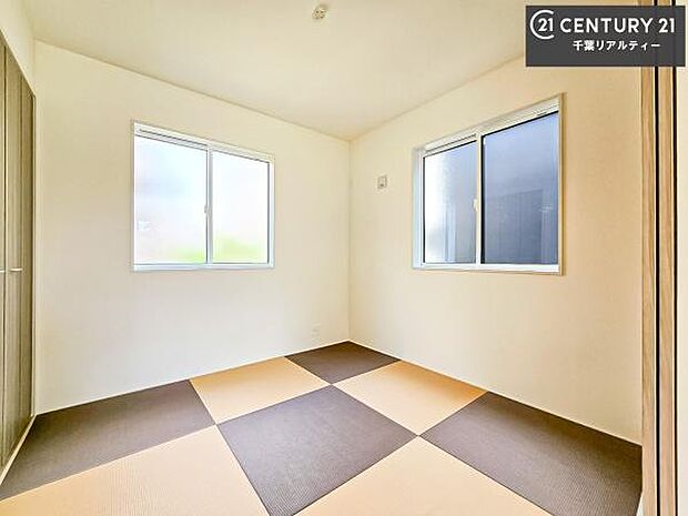 タタミの香りが安らぎを与える、リラックス空間。窓も大きく開放感のある和室となっております。日本人の心感じる「和」の空間。