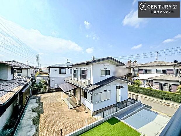 晴れた日には青い空を見渡せる開放的な時間を楽しめます。気持ちの良い風が通り抜ける街並みです！
