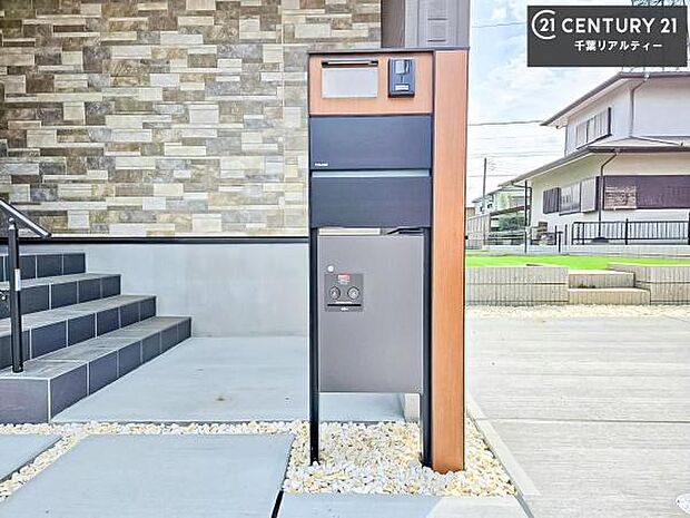 宅配ボックス付きなので留守が多いご家族も再配達の手間がなくお荷物を受け取れて便利です！