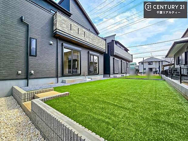 陽当たり良好なお庭です！晴れた日には青い空を見渡せる開放的な時間を楽しめます。ガーデニングや家庭菜園も楽しめます！