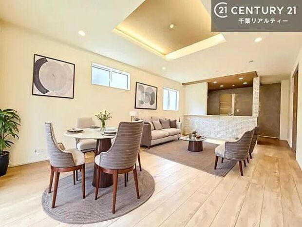 家具はCGパースです。大きな窓からたっぷりの陽ざしが入る明るいリビング。開放感のあるリビングで家族団らんのくつろぎの時間を過ごせます！