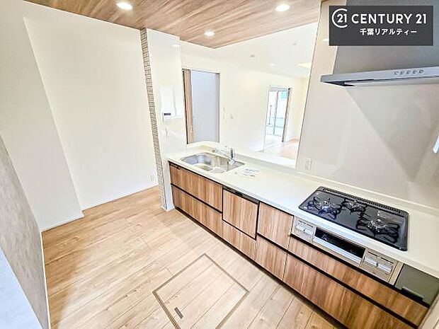 大人気の対面式システムキッチンを採用しています！ご家族のコミュニケーションが自然と増える設計です。お子様にも目が届くので嬉しいですね！広々使えて快適で作業が進みます。