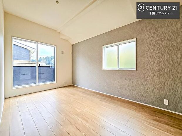 バルコニーへ面した洋室なので天気のいい日はバルコニーへ出てリフレッシュするのもいいですね！充実したプライベートタイムが送れる洋室！陽当たり、風通し良好です。