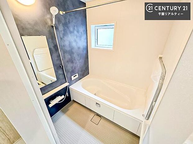 落ち着きある大人の雰囲気のバスルームは、味が出ていてバスタイムが充実！お仕事頑張っているご褒美にお好みの匂いの入浴剤を入れて、楽しんでみてはいかがでしょうか？