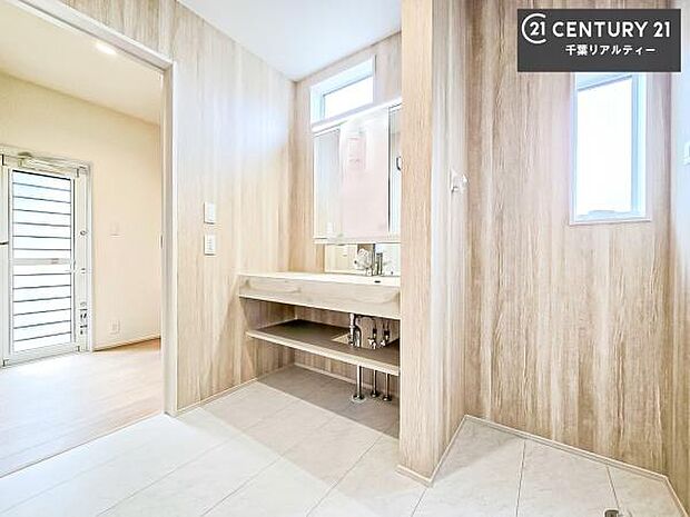 オープンタイプの洗面台は、おしゃれで溝がなくお手入れがしやすい魅力的な洗面台です！毎日の身支度が快適！