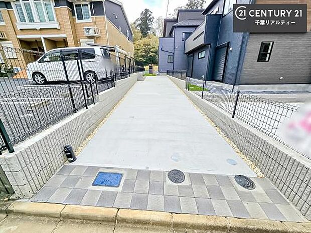 駐車スペースは3台分あります(車種による)！セカンドカーはもちろん、バイクや自転車なども置き場所に困りません。