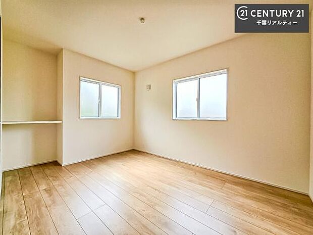 優しい光が差し込む洋室は、朝の目覚めも気持ちが良さそうですね。おうち時間もゆったりと過ごすことができます。