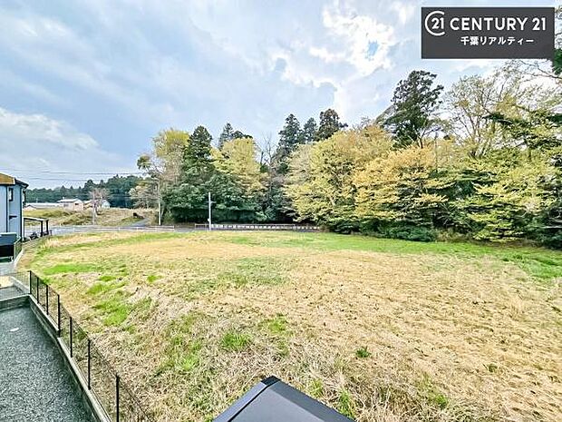 晴れた日には青い空を見渡せる開放的な時間を楽しめます。気持ちの良い風が通り抜ける街並みです！