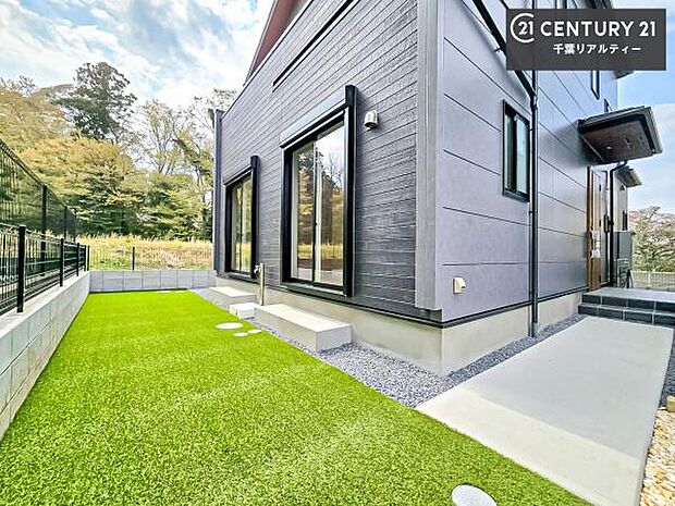 陽当たり良好なお庭です！晴れた日には青い空を見渡せる開放的な時間を楽しめます。ガーデニングや家庭菜園も楽しめます！