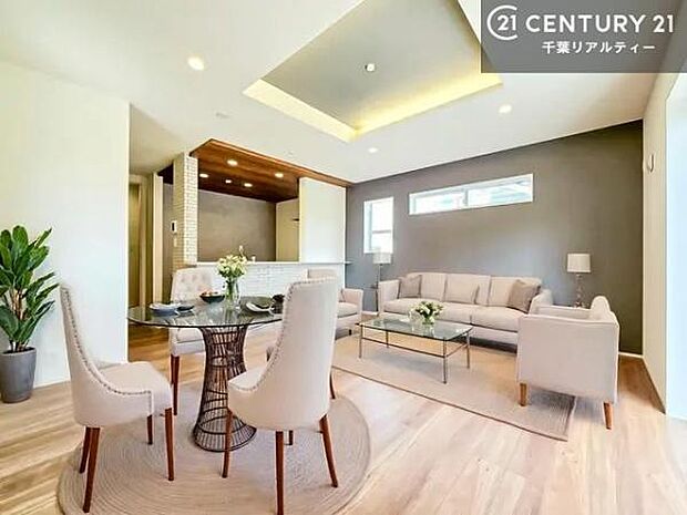 家具はCGパースです。心地良いリビングは家族が自然と集まります。家族団欒の時間が増えそうです。ご家族と、より一層充実した時間を過ごせそうですね。