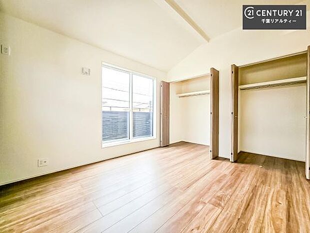 バルコニーへ面した洋室なので天気のいい日はバルコニーへ出てリフレッシュするのもいいですね!充実したプライベートタイムが送れる洋室!陽当たり、風通し良好です。