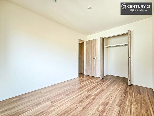 シンプルにデザインされているため、家具を選びません!お気に入りの家具を置いてくつろげる空間を作ることができます。