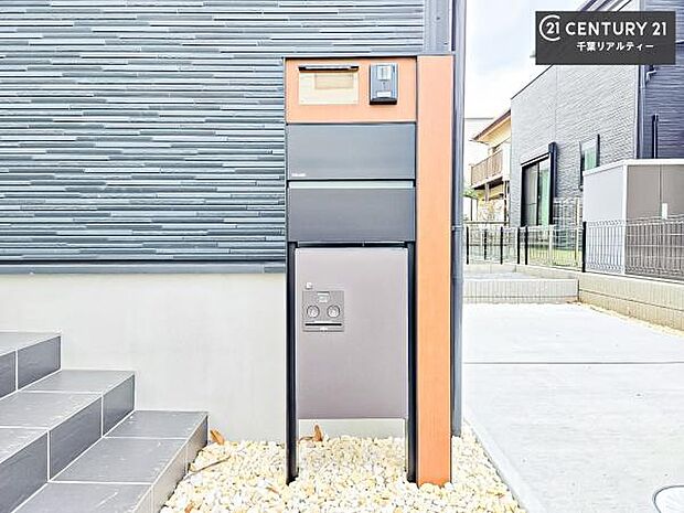 宅配ボックス付きなので留守が多いご家族も再配達の手間がなくお荷物を受け取れて便利です!