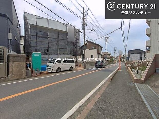 前面道路は8ｍ×4ｍ！車庫入れが苦手な方も安心ですね。
