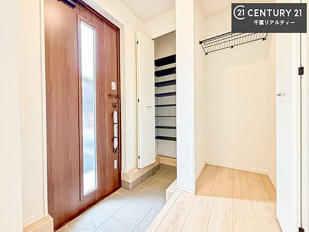 シューズボックス付き。玄関が片付きお掃除がしやすいです！スッキリした玄関で戸を開けた瞬間、清潔感のある心地いい空間が出迎えてくれます。