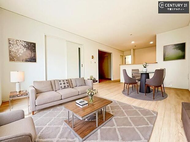 家具はCGパースです。心地良いリビングは家族が自然と集まります。家族団欒の時間が増えそうです。ご家族と、より一層充実した時間を過ごせそうですね。