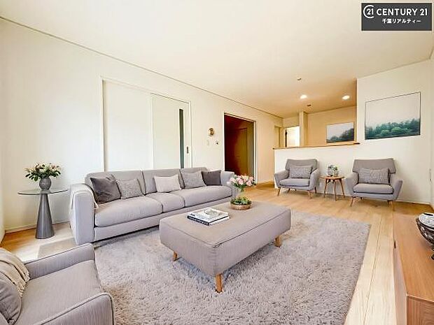 家具はCGパースです。大きな窓からたっぷりの陽ざしが入る明るいリビング。開放感のあるリビングで家族団らんのくつろぎの時間を過ごせます！