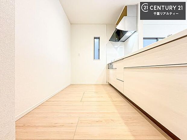 ゆとりある調理スペースで作業がしやすい快適なキッチンです！お子様と一緒にお菓子造りも楽しめる広々スペースです。楽しい調理時間になりそうですね！